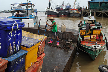Yangon  Myanmar  Arbeiter und Boote auf dem traditionellen Baho San Pya Fischmarkt