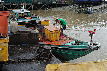 Yangon  Myanmar  Arbeiter und Boote auf dem traditionellen Baho San Pya Fischmarkt