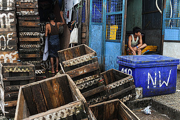 Yangon  Myanmar  Arbeiter auf dem traditionellen Baho San Pya Fischmarkt