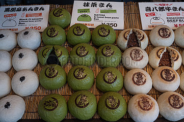 Takayama  Japan  Traditionell japanische gefuellte Dampfbroetchen werden im Schaufenster zum Verkauf angeboten