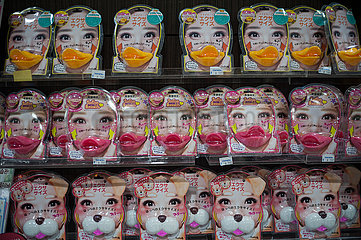Osaka  Japan  Geschaeft am Flughafen verkauft Mundwinkel-Geraete zur Selbstoptimierung und fuer ein suesses Laecheln