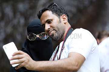 Keda  Georgien  Mann zeigt einer Frau im Niqab ein Foto auf seinem Smartphone