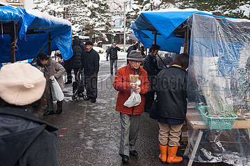 Takayama  Japan  Menschen kaufen auf dem Miyagawa Morning Market ein