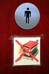 Tiflis  Georgien  Hinweis - Lesen auf dem Herren-WC verboten