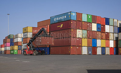 Duisburger Hafen  Container am Containerterminal  Duisport  Ruhrgebiet  Nordrhein-Westfalen  Deutschland  Europa