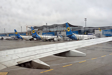 Kiew  Ukraine  Maschinen der Fluggesellschaft Ukraine International bei Regen auf dem Vorfeld des Flughafen Kiew-Boryspil