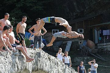 Keda  Georgien  Jungen springen mit einem Rueckwaertssalto von der Makhuntseti-Bruecke