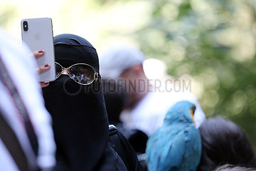 Keda  Georgien  Frau im Niqab fotografiert mit ihrem Smartphone