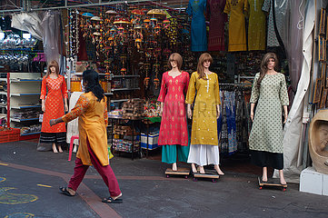 Singapur  Republik Singapur  Schaufensterpuppen in Little India mit traditionellen  indischen Kleidern