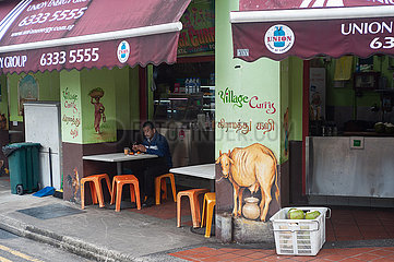 Singapur  Republik Singapur  Mann sitzt im Stadtteil Little India in einem Restaurant und trinkt Tee