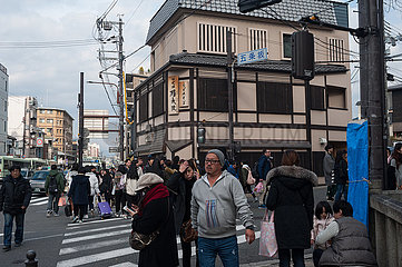 Kyoto  Japan  Alltaegliche Strassenszene mit Fussgaengern im Stadtzentrum