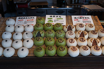 Takayama  Japan  Traditionell japanische gefuellte Dampfbroetchen werden im Schaufenster zum Verkauf angeboten