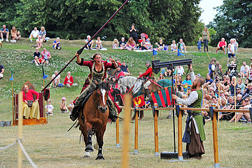 Nykoeping  Pferd und Reiterin bei einem Ritterturnier