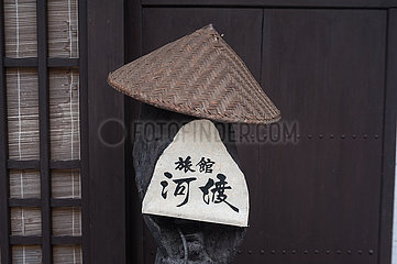 Takayama  Japan  Traditioneller Strohhut und japanische Schriftzeichen am Eingang eines Gebaeudes