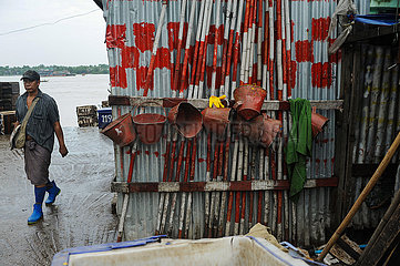 Yangon  Myanmar  Arbeiter geht ueber den traditionellen Baho San Pya Fischmarkt