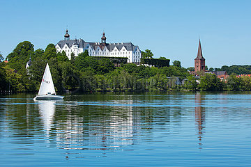 Blick über den Plöner See auf das Plöner Schloss