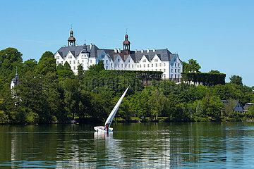 Blick über den Plöner See auf das Plöner Schloss