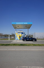 Wasserstoffauto tankt H2 Wasserstoff an einer H2 Wasserstofftankstelle  Herten  Nordrhein-Westfalen  Deutschland