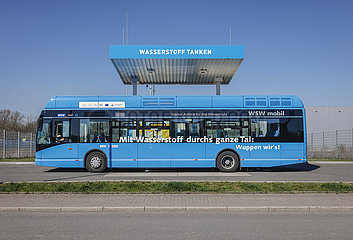 Wasserstoffbus tankt H2 Wasserstoff an einer H2 Wasserstofftankstelle  Herten  Nordrhein-Westfalen  Deutschland