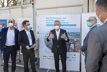 NRW Wirtschaftsminister Pinkwart  Pressetermin beim ZBT Zentrum fuer BrennstoffzellenTechnik Duisburg  Nordrhein-Westfalen  Deutschland