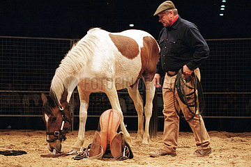 Berlin  Monty Roberts zeigt einem Pferd einen Sattel