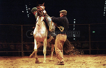 Berlin  Monty Roberts (rechts) und Jason Davis beim Einreiten eines Pferdes