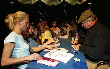 Berlin  Monty Roberts bei der Autogrammstunde vor seiner Show