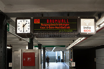 Deutschland  Hamburg - Hinweis U-Bahnhof St.Pauli auf coronabedingte Ausgangssperre (21-5h) und nicht stattfindenden Nachtbetrieb der U-Bahn