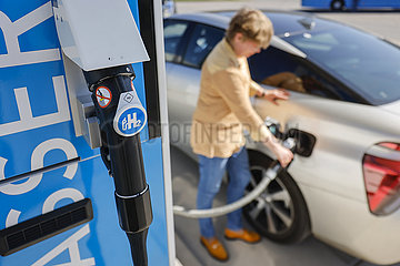 Wasserstoffauto tankt H2 Wasserstoff an einer H2 Wasserstofftankstelle  Herten  Nordrhein-Westfalen  Deutschland