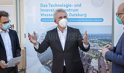 NRW Wirtschaftsminister Pinkwart  Pressetermin beim ZBT Zentrum fuer BrennstoffzellenTechnik Duisburg  Nordrhein-Westfalen  Deutschland
