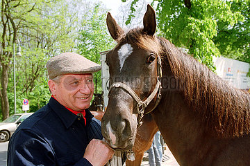 Berlin  Monty Roberts mit Pferd im Portrait