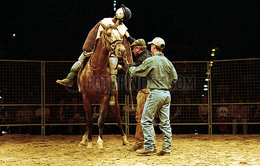 Berlin  Monty Roberts (links) und Jason Davis gewoehnen ein Pferd mit einer Puppe an einen Reiter