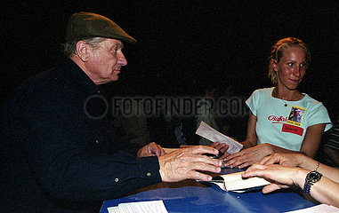 Berlin  Monty Roberts bei der Autogrammstunde vor seiner Show