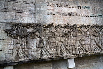Deutschland  Hamburg - Umstrittenes Kriegerdenkmal fuer Gefallene des Infanterieregiments Nr. 76 im 1. Weltkrieg  errichtet 1936 am Stephansplatz beim Dammtor
