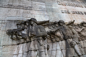 Deutschland  Hamburg - Umstrittenes Kriegerdenkmal fuer Gefallene des Infanterieregiments Nr. 76 im 1. Weltkrieg  errichtet 1936 am Stephansplatz beim Dammtor