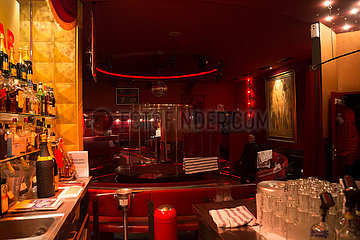 Deutschland  Hamburg - Stadtteil St.Pauli in der Corona-Tristesse  im Inneren der leeren Stripteasebar Susis Show Bar an der Reeperbahn/Grosse Freiheit