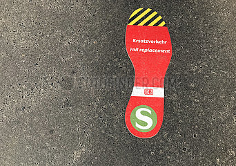 Berlin  Deutschland  Sticker: S-Bahn Ersatzverkehr klebt zur Orientierung auf dem Boden