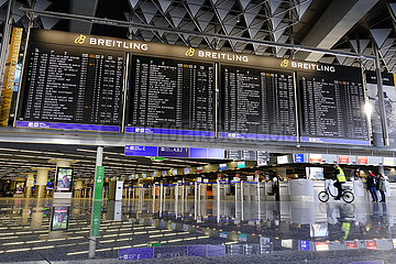 Frankfurt am Main  Deutschland  nur wenige Passagiere verlieren sich in Zeiten der Coronakrise im Terminal des Flughafen
