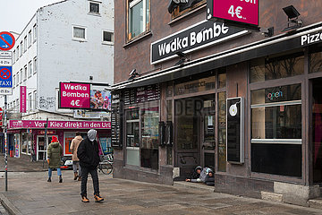 Deutschland  Hamburg - Die Reeperbahn im Stadtteil St.Pauli in der Corona-Tristesse  Obdachloser kampiert im Eingang geschlossener Kneipe