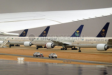 Riad  Saudi-Arabien  Flugzeuge der Saudi Arabian Airlines auf dem Vorfeld des Flughafen King Khalid International Airport