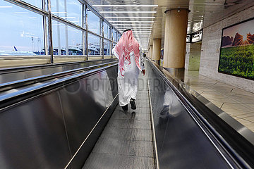 Riad  Saudi-Arabien  Einheimischer im Terminal des King Khalid International Airport auf einem Fahrsteig