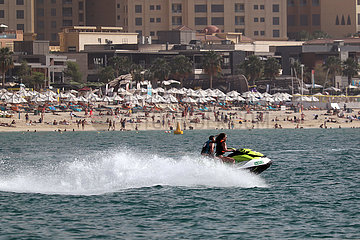 Dubai  Vereinigte Arabische Emirate  Mann und Frau fahren Jetski