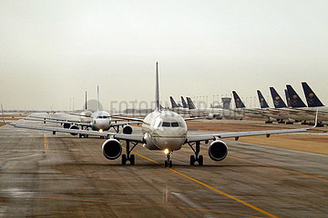 Riad  Saudi-Arabien  Flugzeuge der Saudi Arabian Airlines auf einem Rollfeld des Flughafen King Khalid International Airport