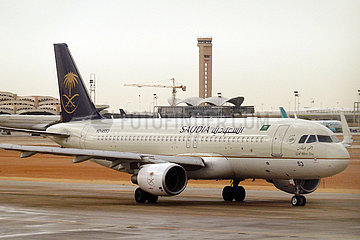 Riad  Saudi-Arabien  Airbus A320 der Saudi Arabian Airlines auf dem Vorfeld des Flughafen King Khalid International Airport