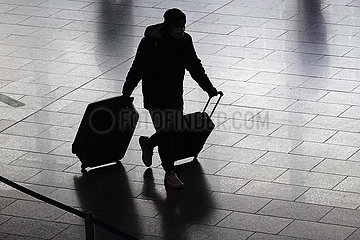 Frankfurt am Main  Deutschland  Silhouette eines Reisenden im Terminal des Flughafen