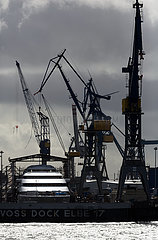 Deutschland  Hamburg - Blick von den Landungsbruecken auf die Werft Blohm+Voss  im Dock eine Megayacht