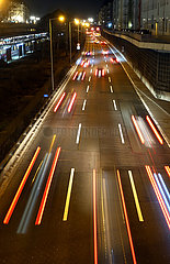 Berlin  Deutschland  Autos bei Nacht auf der A100 vor der Ausfahrt Kaiserdamm