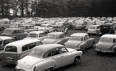 Gotha  DDR  Autos auf einem Parkplatz