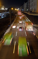 Berlin  Deutschland  Autos bei Nacht auf der A100 vor der Ausfahrt Kaiserdamm