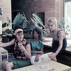 Berlin  DDR  Junge Frauen praesentieren die neueste Sommer-Mode. In der Mitte Sabine Bergmann-Pohl